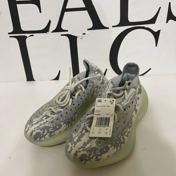 YEEZY BOOST 380 Alien size 5.5